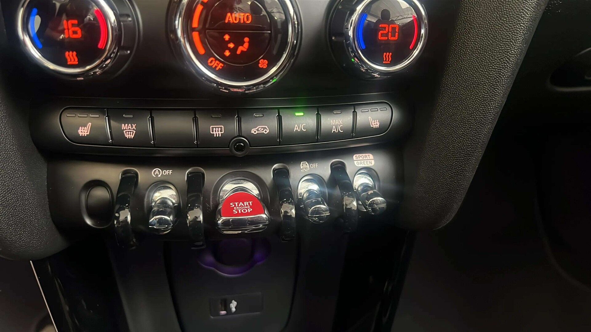 Grå Mini Cooper fra 2020