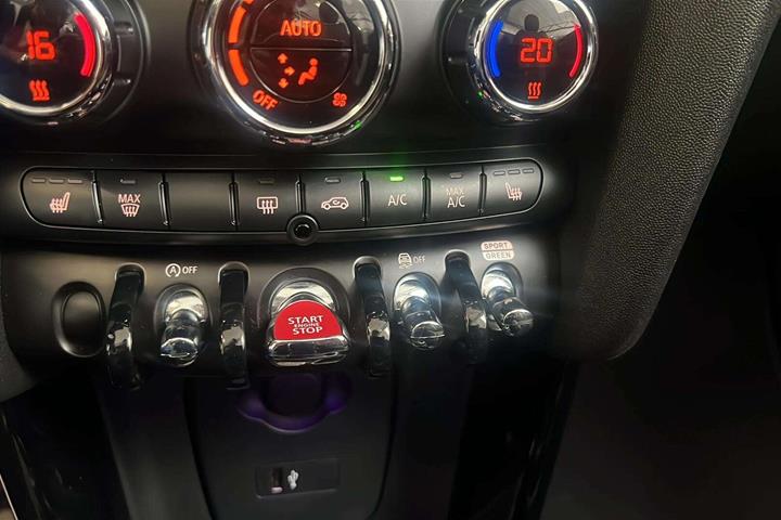 Grå Mini Cooper fra 2020