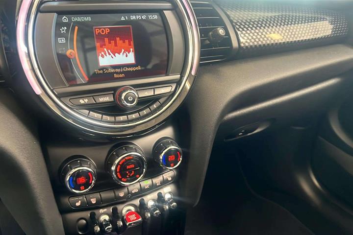 Grå Mini Cooper fra 2020