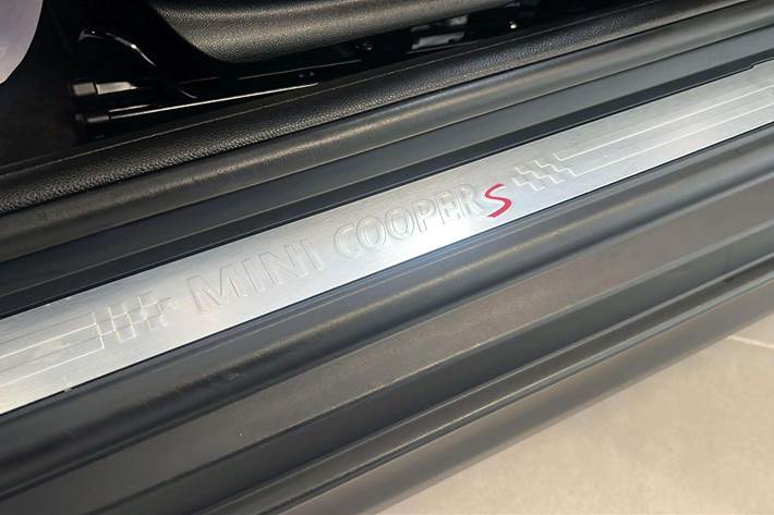 Grå Mini Cooper fra 2020