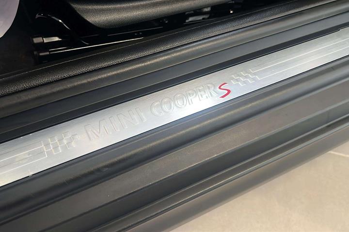 Grå Mini Cooper fra 2020