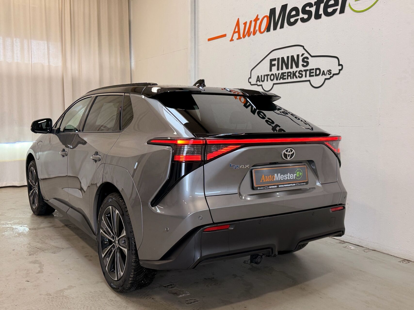 Grå Toyota BZ4X fra 2024