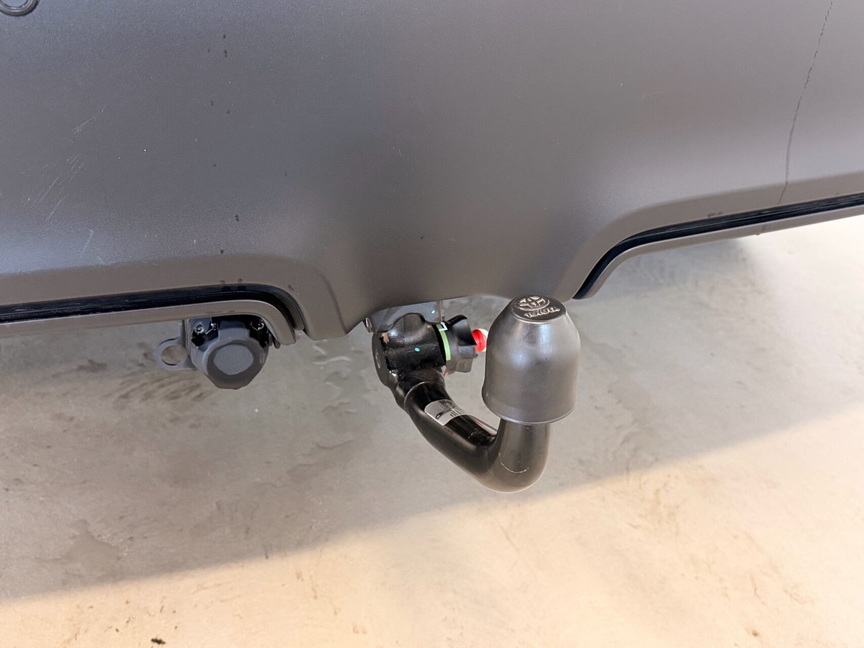 Grå Toyota BZ4X fra 2024