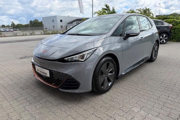 Grå Cupra Born fra 2024 set udefra
