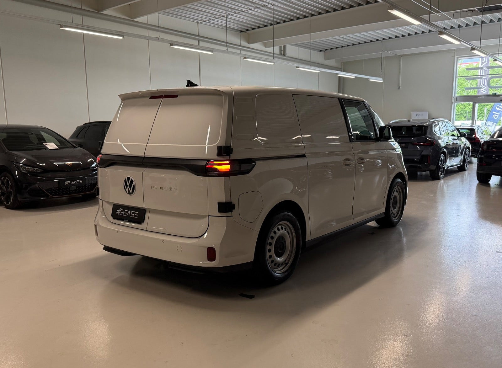 Hvid VW ID.Buzz fra 2024