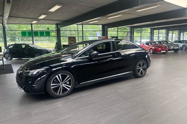 Sort Mercedes EQE300 fra 2023