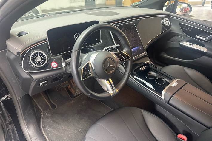 Sort Mercedes EQE300 fra 2023