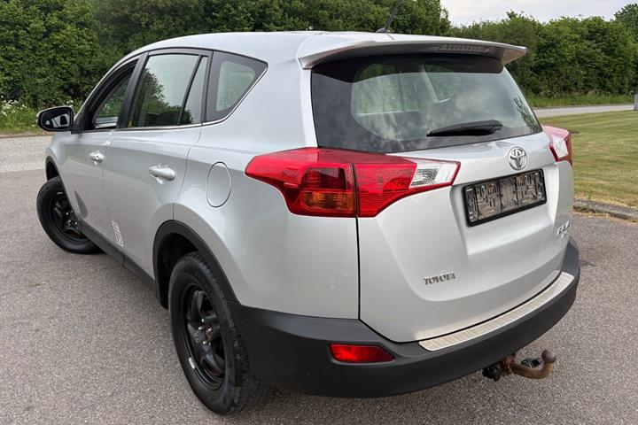 Sølv Toyota RAV4 fra 2014