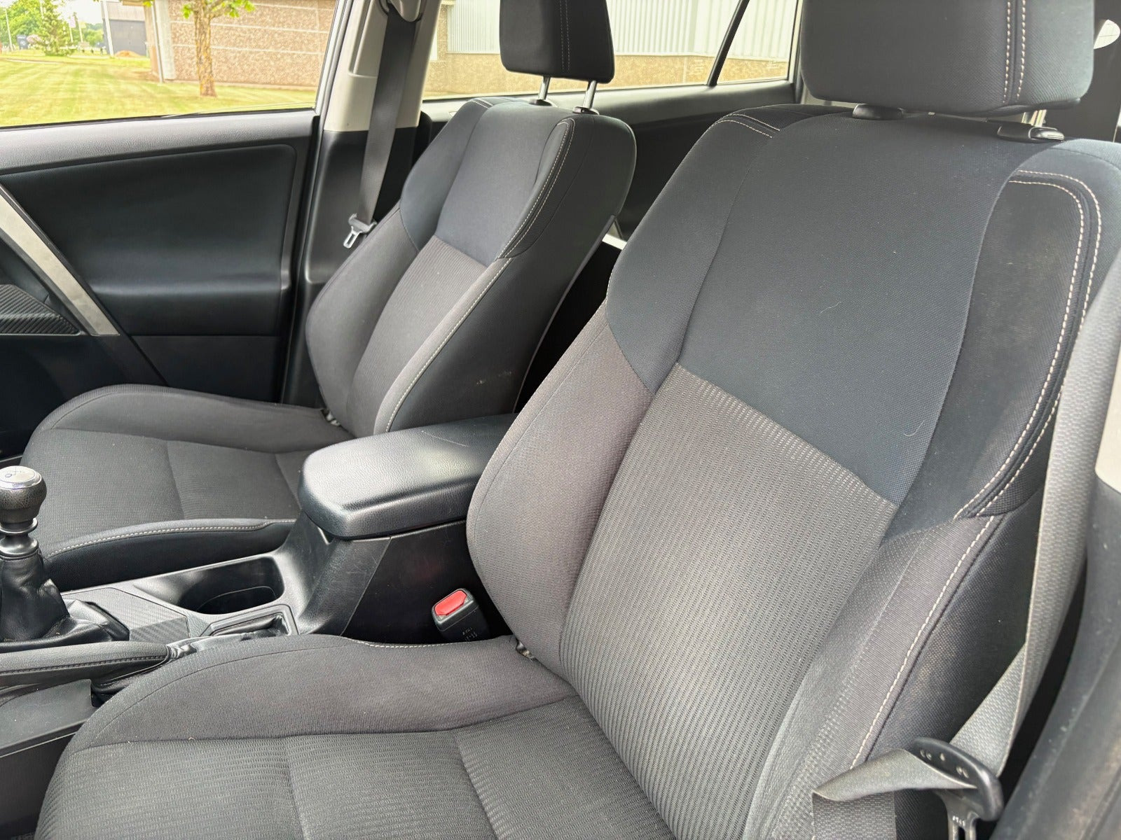Sølv Toyota RAV4 fra 2014
