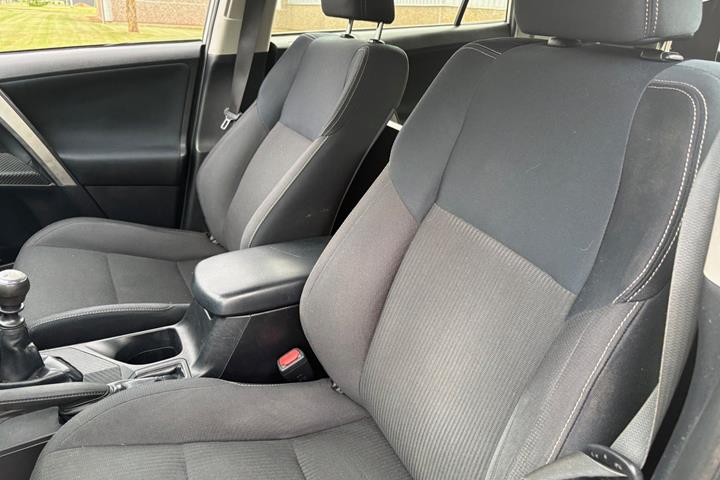 Sølv Toyota RAV4 fra 2014