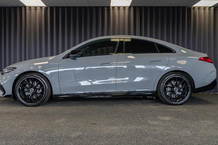 Grå Mercedes CLA250+ fra 2025