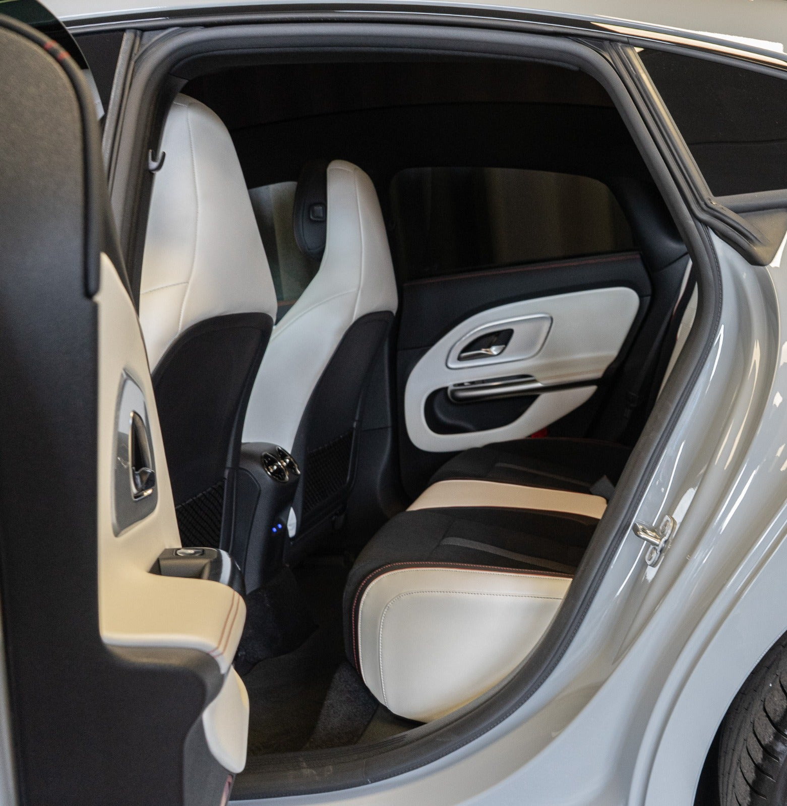 Grå Mercedes CLA250+ fra 2025