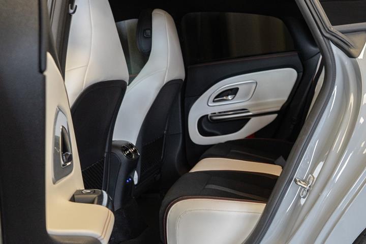 Grå Mercedes CLA250+ fra 2025