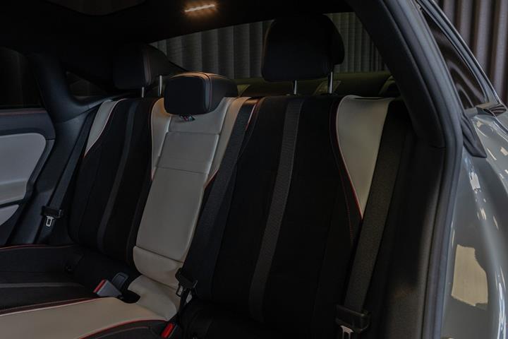 Grå Mercedes CLA250+ fra 2025