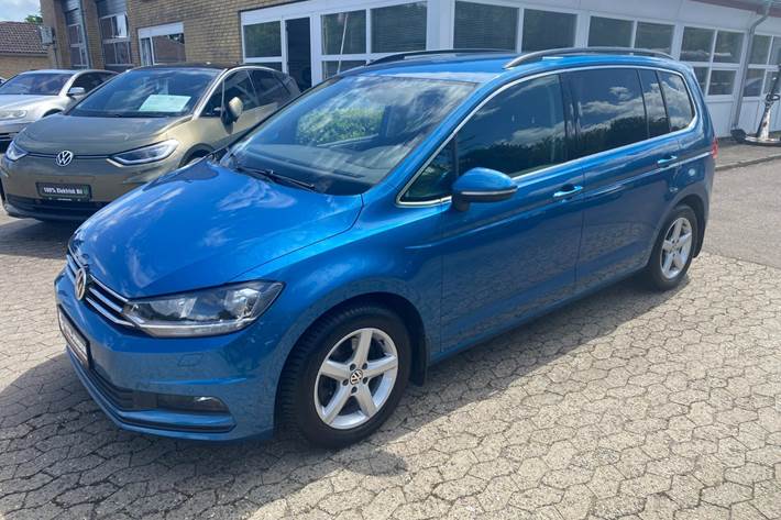 Blå VW Touran fra 2018 set udefra