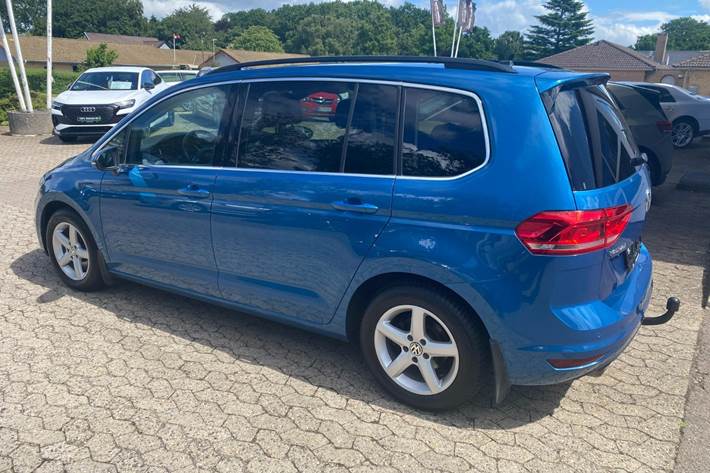 Blå VW Touran fra 2018