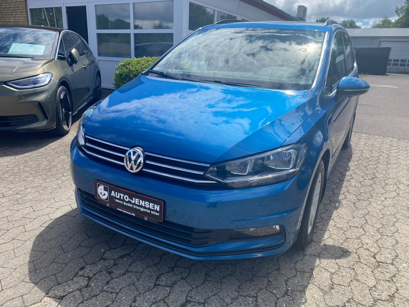 Blå VW Touran fra 2018