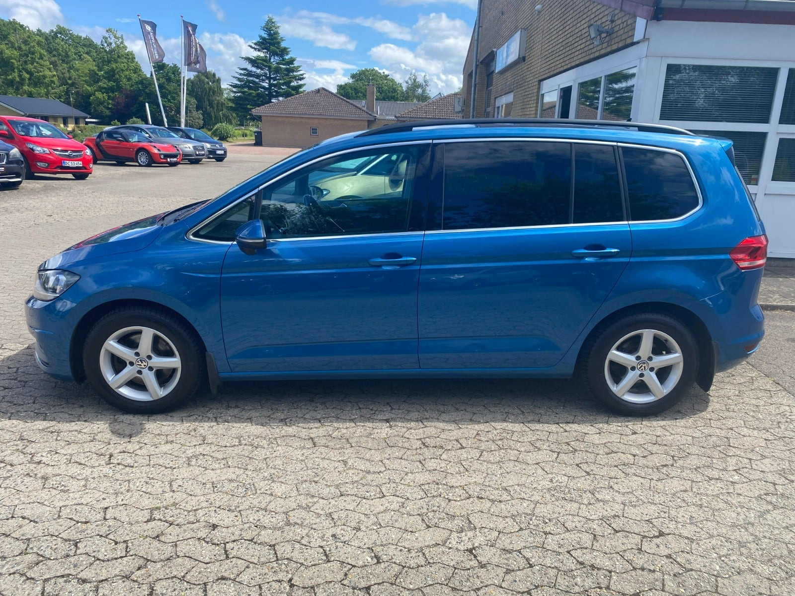 Blå VW Touran fra 2018