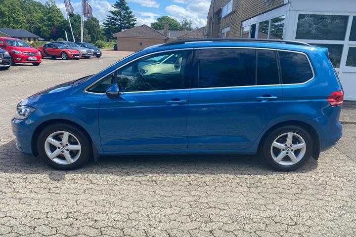 Blå VW Touran fra 2018