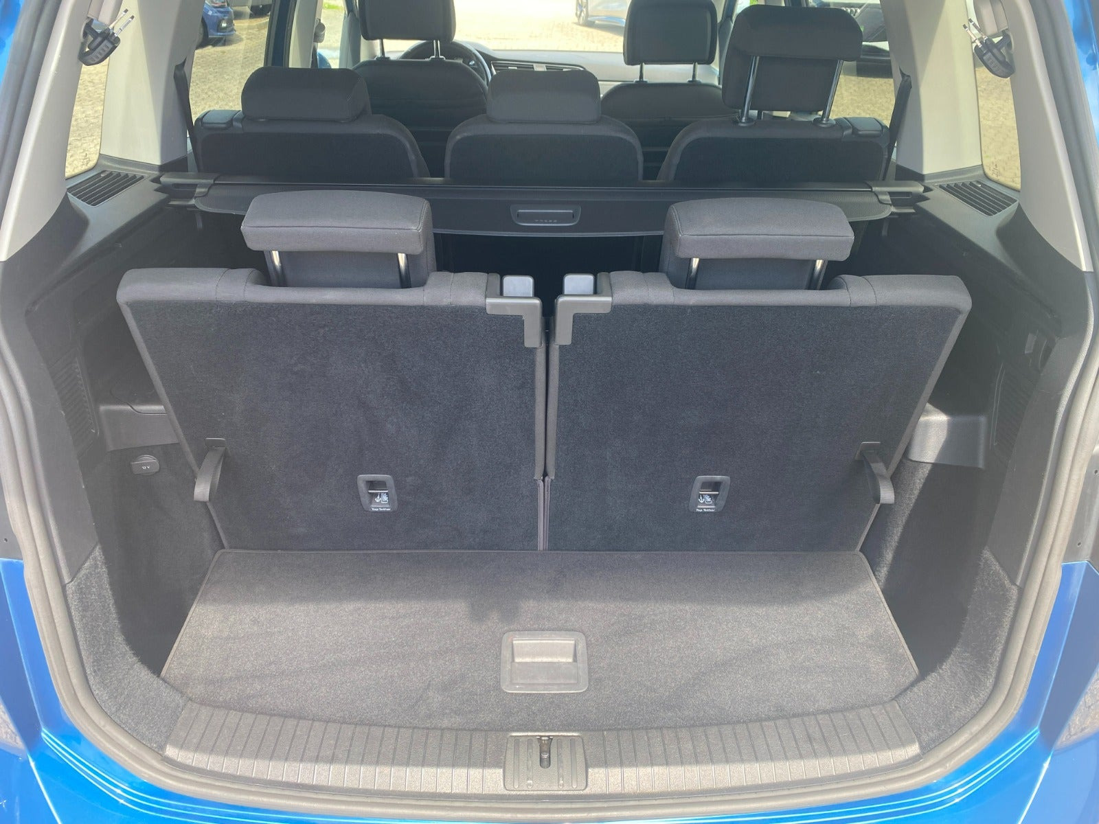 Blå VW Touran fra 2018