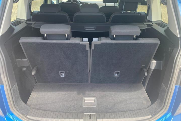 Blå VW Touran fra 2018