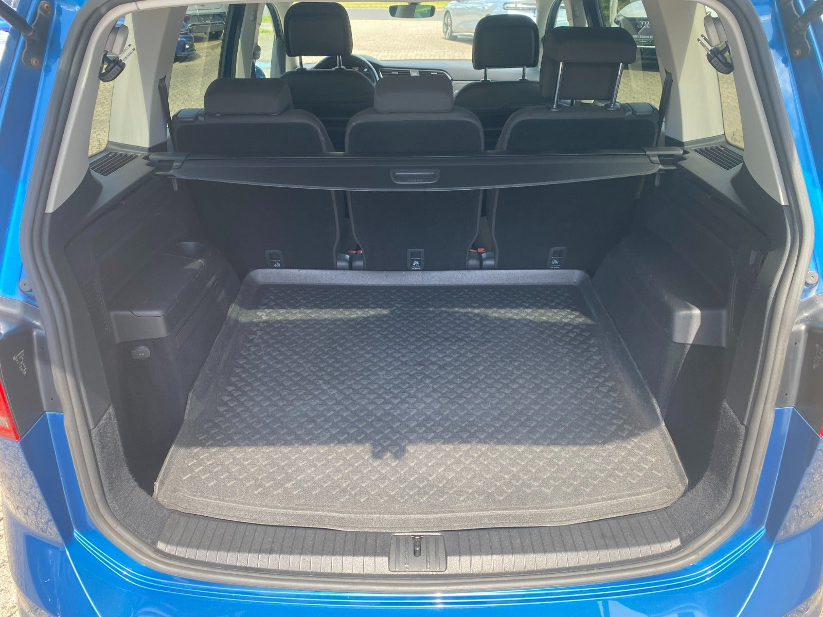Blå VW Touran fra 2018