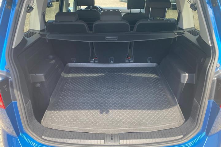 Blå VW Touran fra 2018