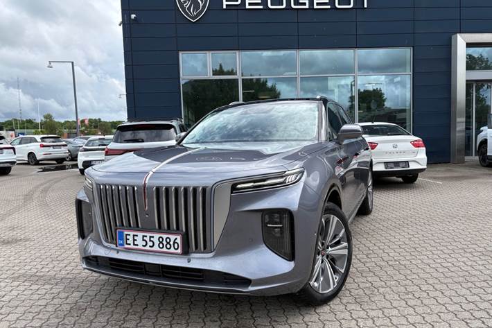 Rød Hongqi E-HS9 fra 2024