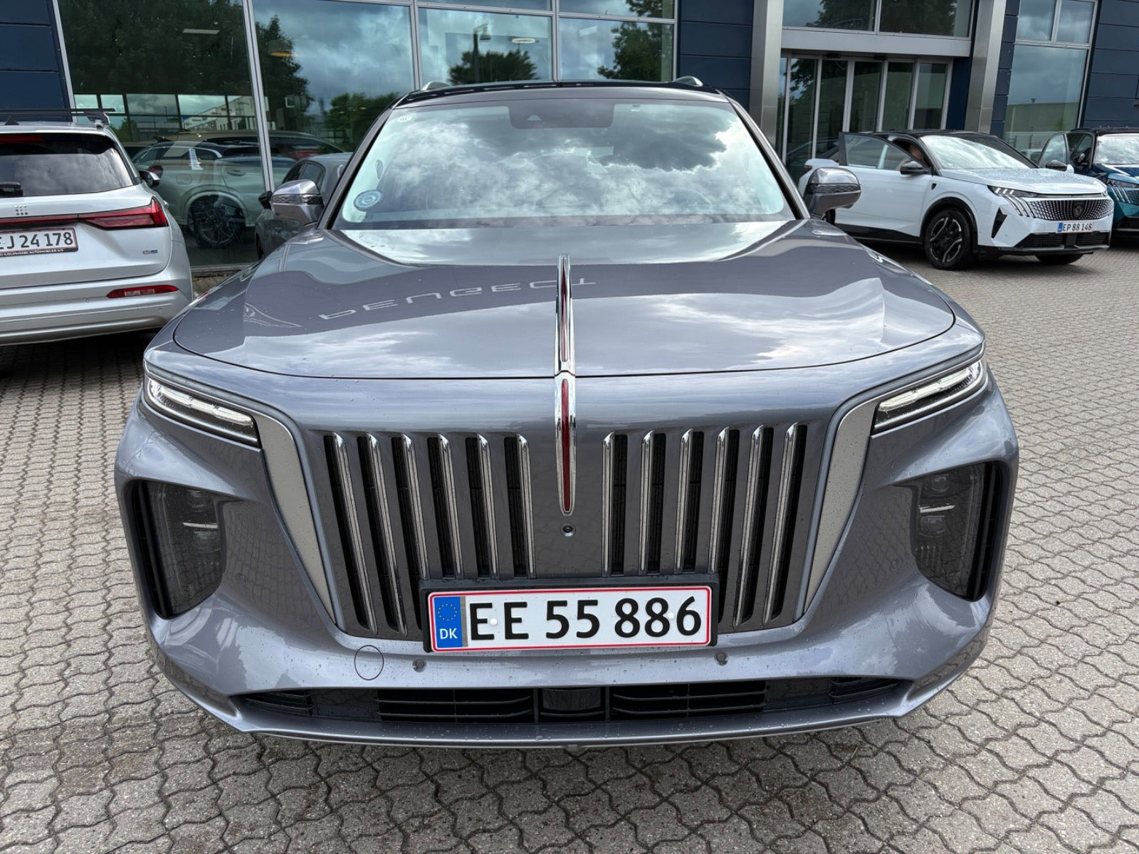 Rød Hongqi E-HS9 fra 2024