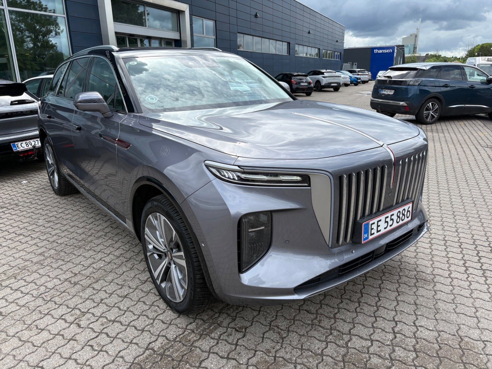 Rød Hongqi E-HS9 fra 2024