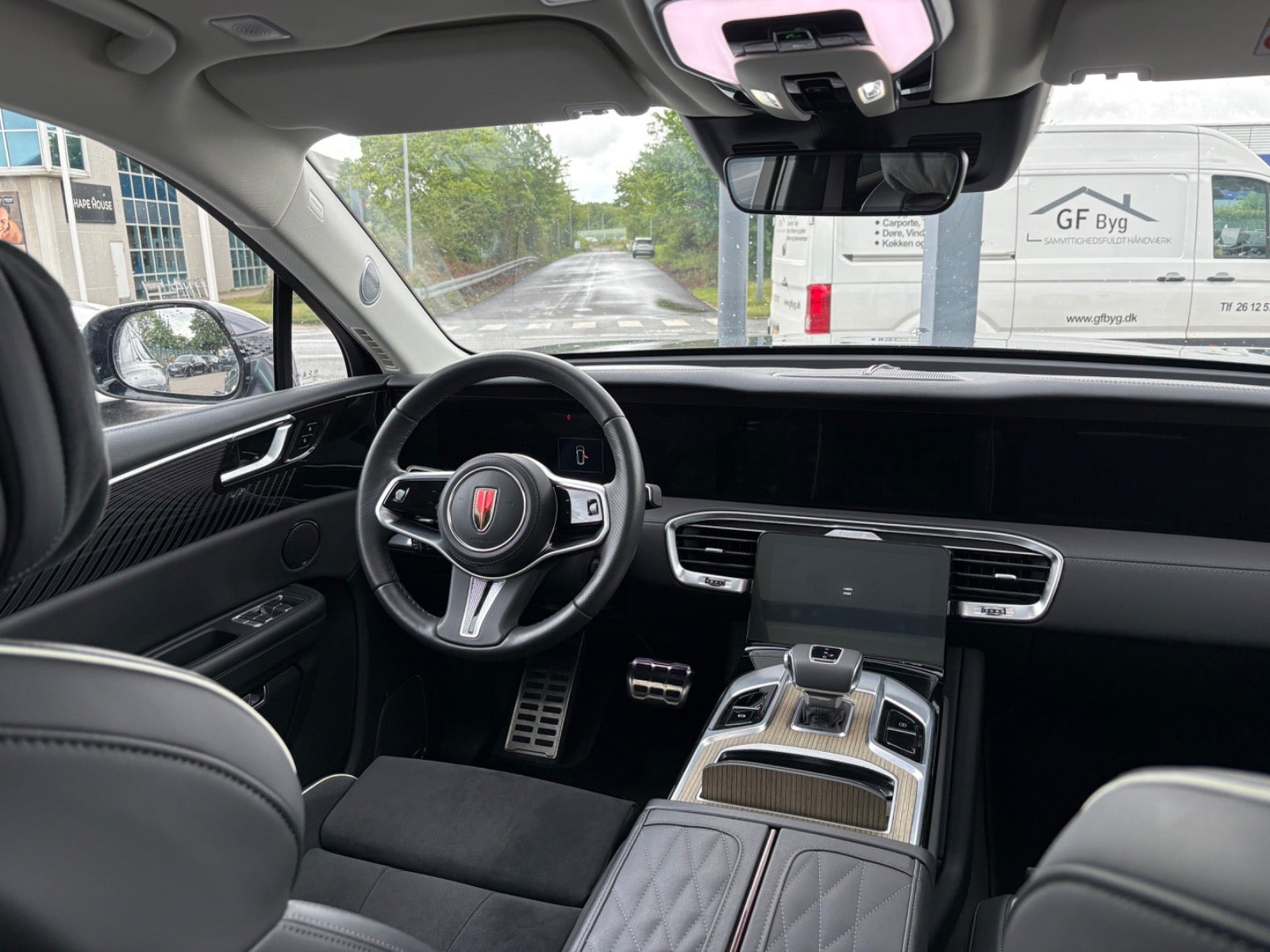Rød Hongqi E-HS9 fra 2024