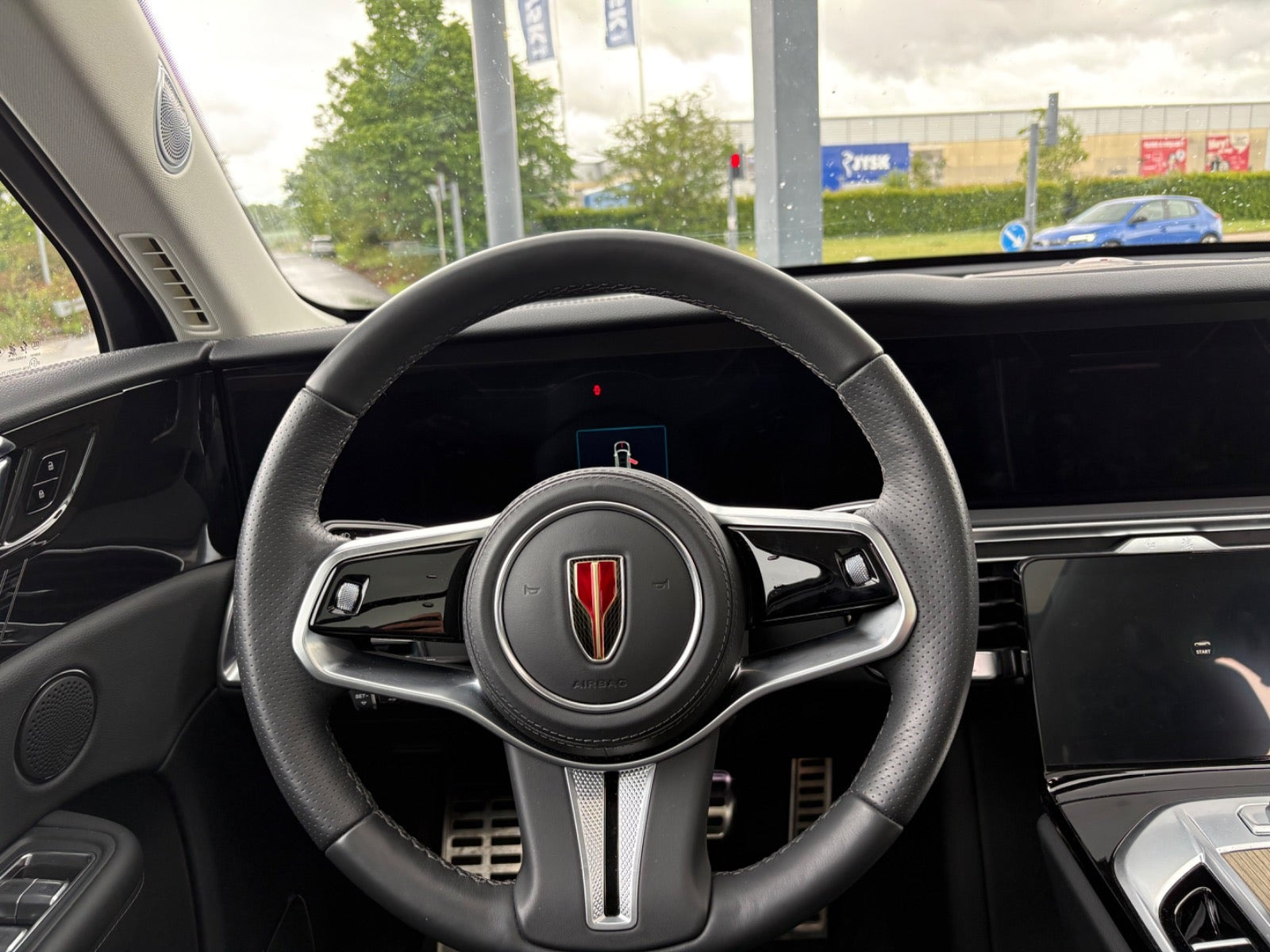Rød Hongqi E-HS9 fra 2024