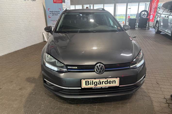 Grå VW Golf VII fra 2018