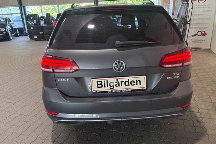 Grå VW Golf VII fra 2018
