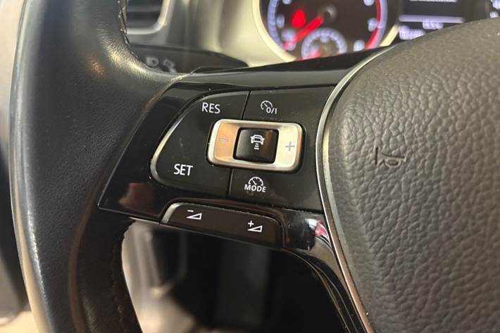 Grå VW Golf VII fra 2018