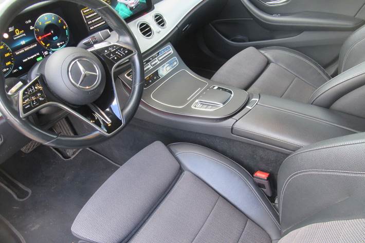 Sort Mercedes E300 de fra 2021