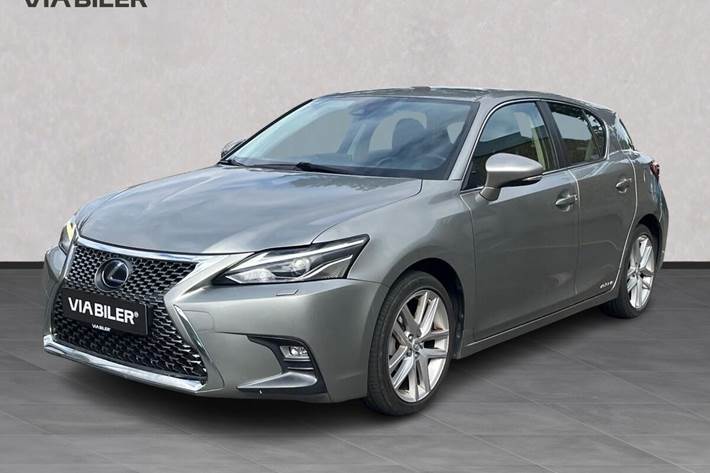 Sølv Lexus CT fra 2017 set udefra