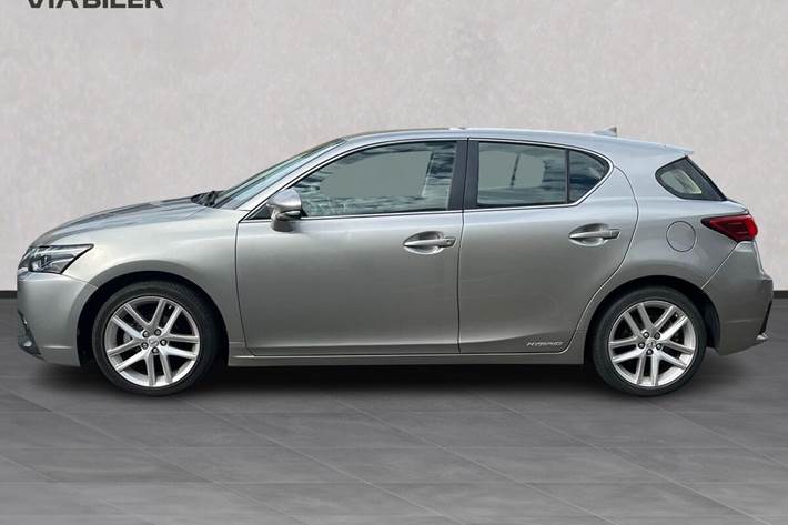 Sølv Lexus CT fra 2017 set udefra