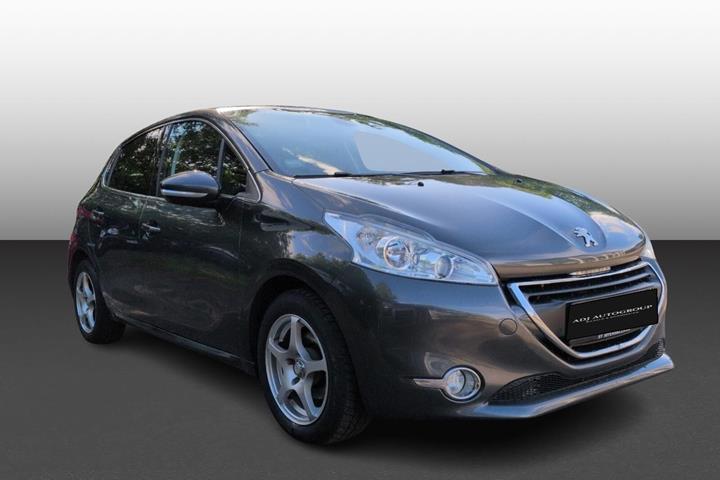 Grå Peugeot 208 fra 2015 set udefra
