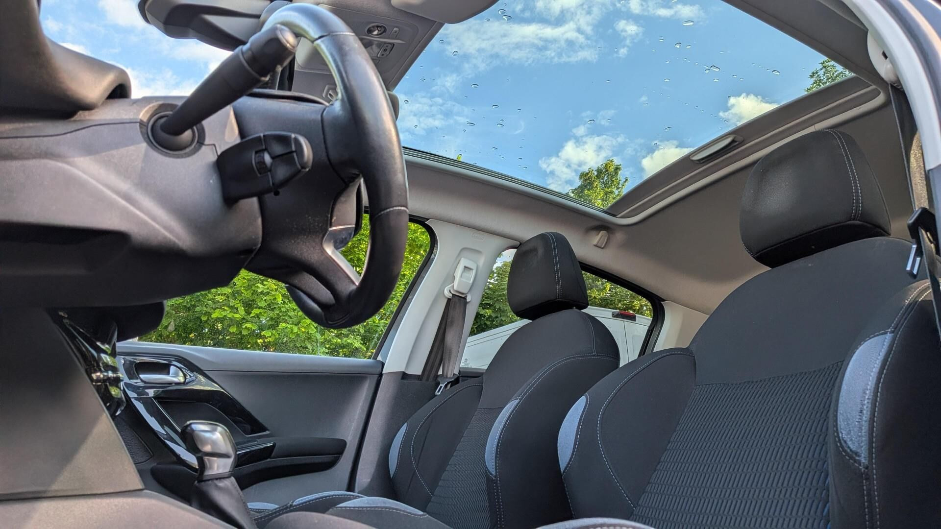 Grå Peugeot 208 fra 2015