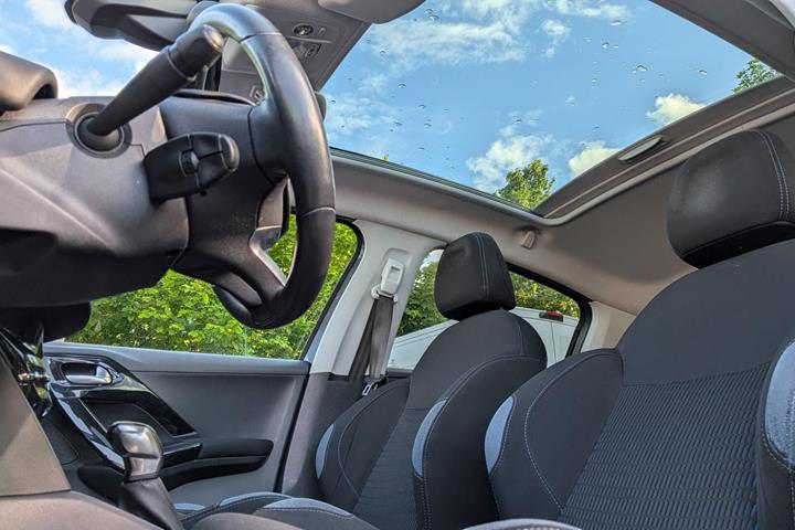 Grå Peugeot 208 fra 2015