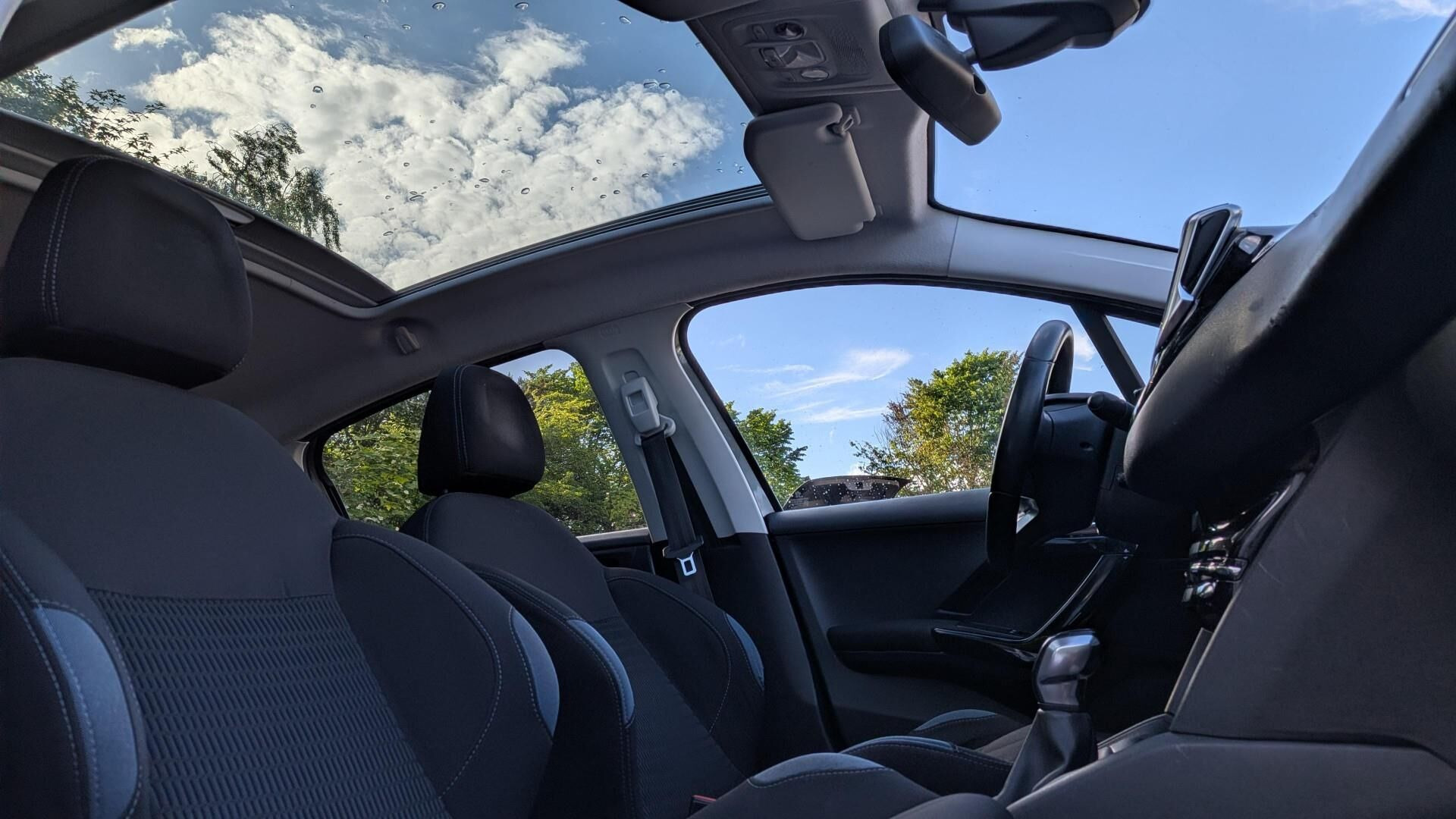 Grå Peugeot 208 fra 2015