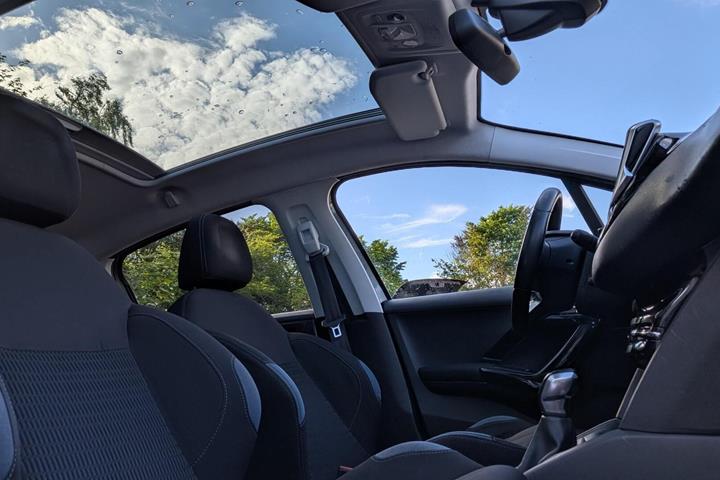 Grå Peugeot 208 fra 2015