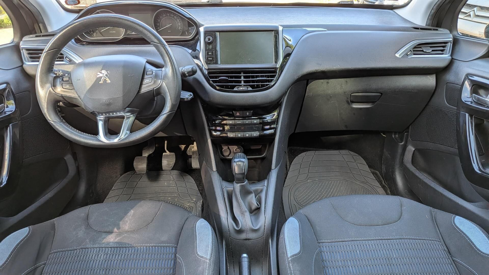 Grå Peugeot 208 fra 2015