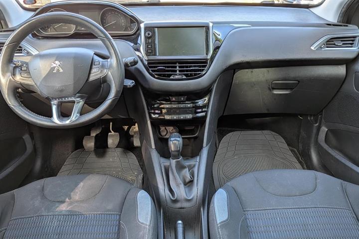 Grå Peugeot 208 fra 2015