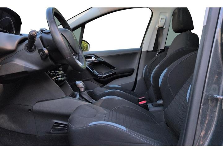 Grå Peugeot 208 fra 2015