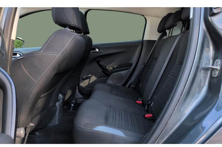 Grå Peugeot 208 fra 2015