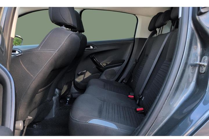 Grå Peugeot 208 fra 2015