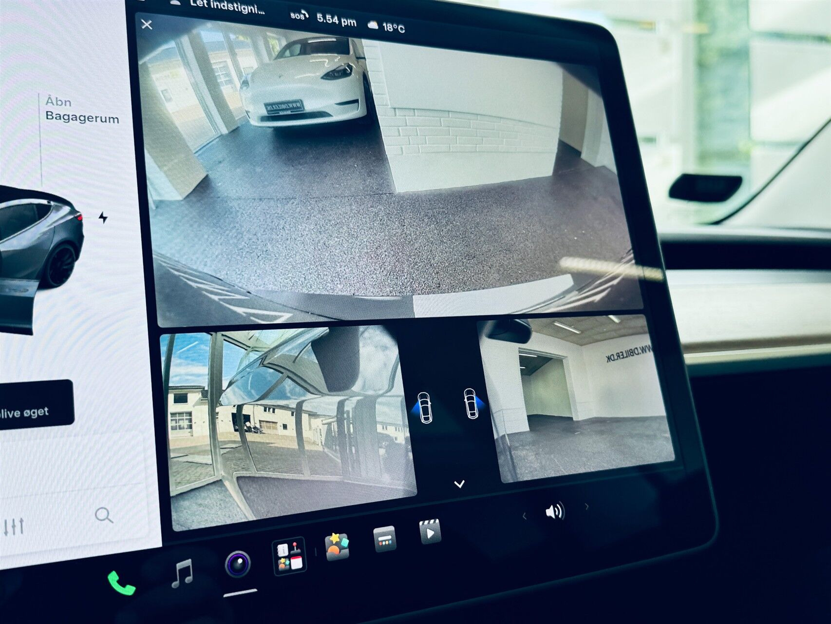 Grå Tesla Model 3 fra 2021 set indefra