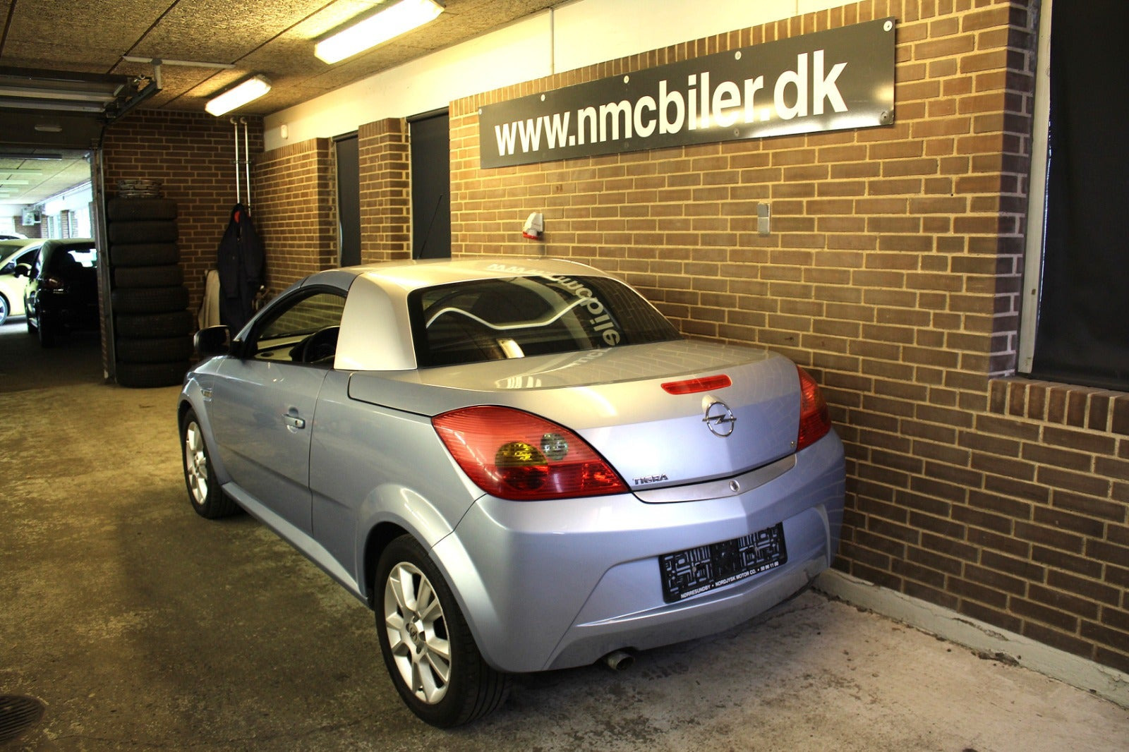 Blå Opel Tigra fra 2009